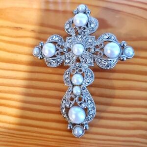 Elegant Silver and Pearl Cross Magnetic Pendant